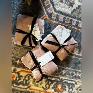 WEST ELM EURO SHAM velvet(3)